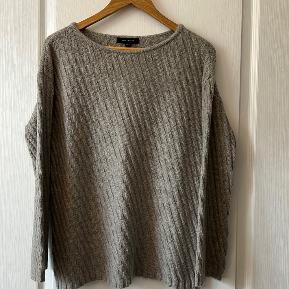 Ann Taylor L/S sweater in a textured gray. 60/20/20, nylon, alpaca, wool.